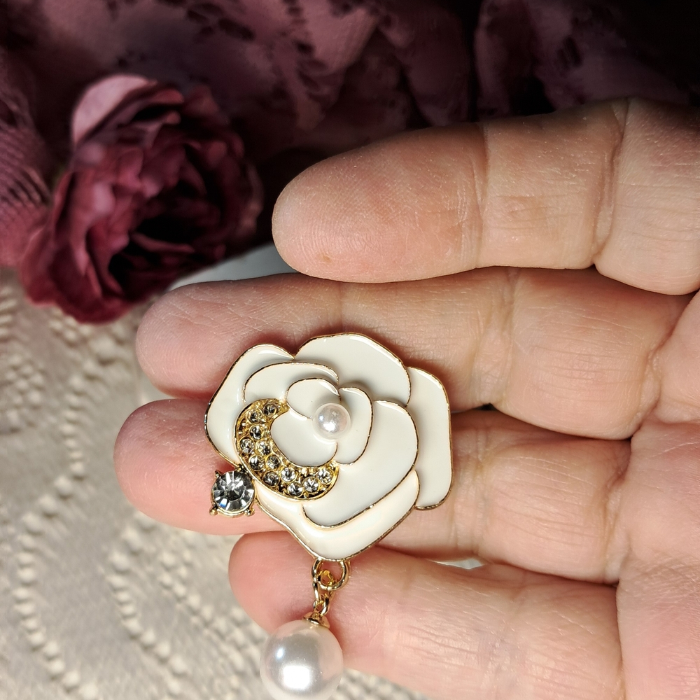 SOLD - Sparkly White Enamel Flower & Pearl Dangle Brooch - Picture 3 of 4